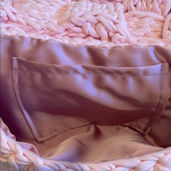 🌸🩰Baby Pink Woven Crossbody - Picture 9 of 11